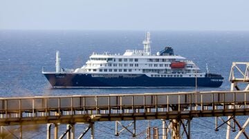 El MV Hondius anclado frente a la costa de la ciudad de Praia, en la isla de Santiago (Cabo Verde)
