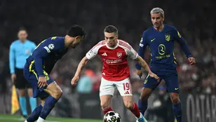Leandro Trossard, en acción ante Griezmann y Marc Pubill