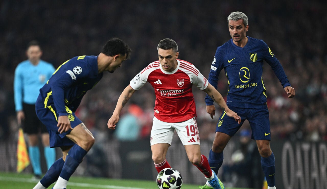  Leandro Trossard, en acci&oacute;n ante Griezmann y Marc Pubill