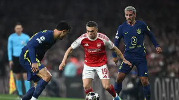 Leandro Trossard, en acción ante Griezmann y Marc Pubill Leandro Trossard, en acción ante Griezmann y Marc Pubill