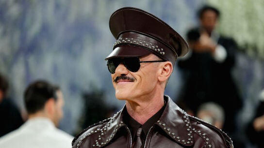 Luke Evans en la Met Gala con un look de Palomo Spain