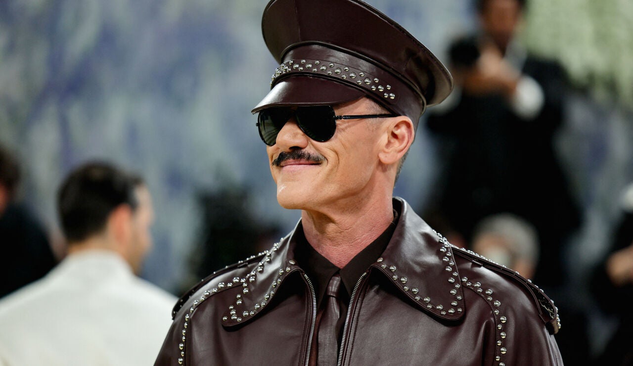 Luke Evans en la Met Gala con un look de Palomo Spain