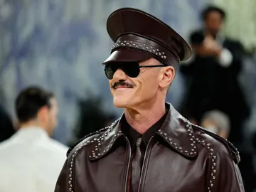 Luke Evans en la Met Gala con un look de Palomo Spain Luke Evans en la Met Gala con un look de Palomo Spain