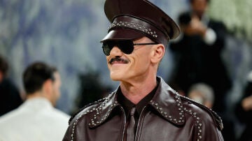 Luke Evans en la Met Gala con un look de Palomo Spain