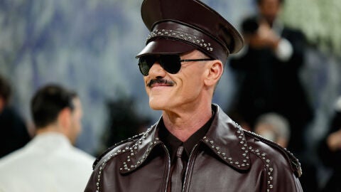 Luke Evans en la Met Gala con un look de Palomo Spain