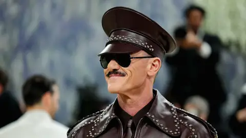 Luke Evans en la Met Gala con un look de Palomo Spain Luke Evans en la Met Gala con un look de Palomo Spain