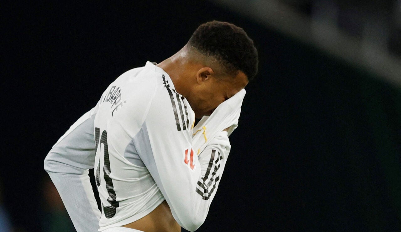 Mbapp&eacute; se lamenta tras una jugada ante el Betis