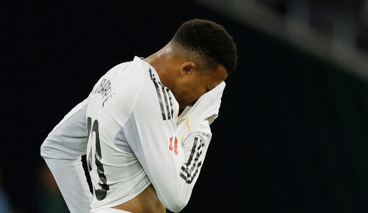 Mbappé se lamenta tras una jugada ante el Betis