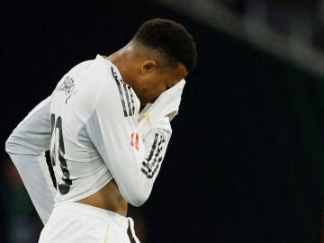 Mbapp&eacute; se lamenta tras una jugada ante el Betis