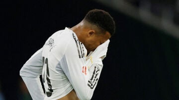 Mbapp&eacute; se lamenta tras una jugada ante el Betis