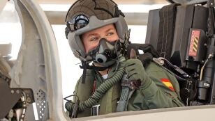 La Princesa de Asturias en el avi&oacute;n F 5 de la Base A&eacute;rea de Talavera la Real (Badajoz