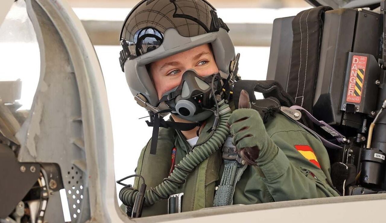 La Princesa de Asturias en el avi&oacute;n F 5 de la Base A&eacute;rea de Talavera la Real (Badajoz