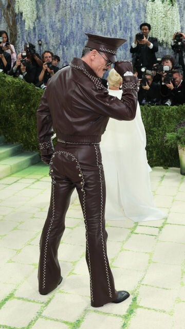 Luke Evans acude a la Met Gala con un look de Palomo Spain