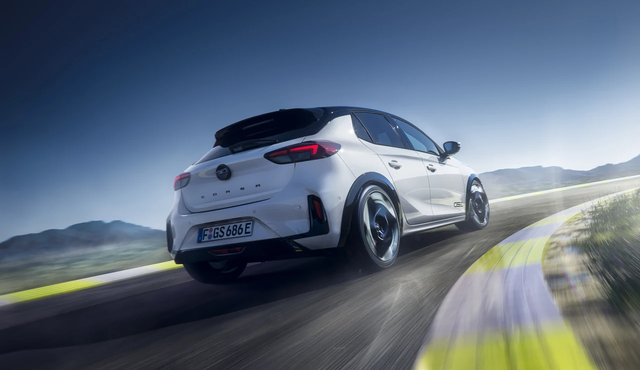 Llega el Golf GTI de Stellantis, que también es el Opel más potente de la historia