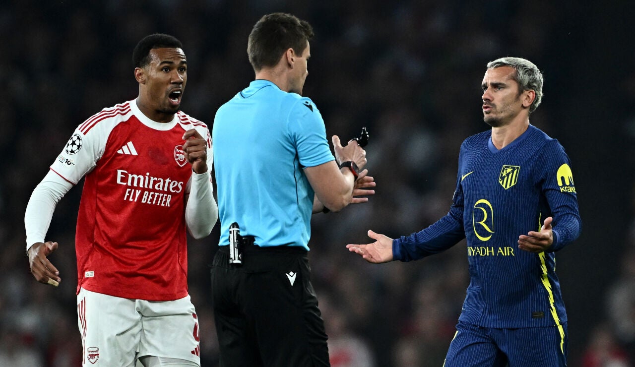 Antoine Griezmann pide explicaciones a Daniel Siebert tras una acci&oacute;n ante el Arsenal
