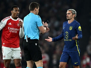 Antoine Griezmann pide explicaciones a Daniel Siebert tras una acci&oacute;n ante el Arsenal