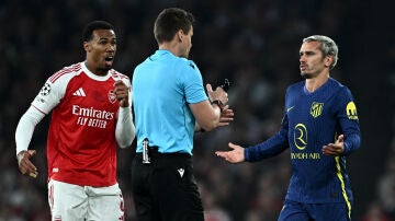 Antoine Griezmann pide explicaciones a Daniel Siebert tras una acci&oacute;n ante el Arsenal