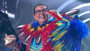 ¡María del Monte dinamita las apuestas del jurado! Era el Loro de Mask Singer