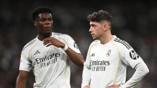 Tchouam&eacute;ni y Valverde durante un partido con el Real Madrid