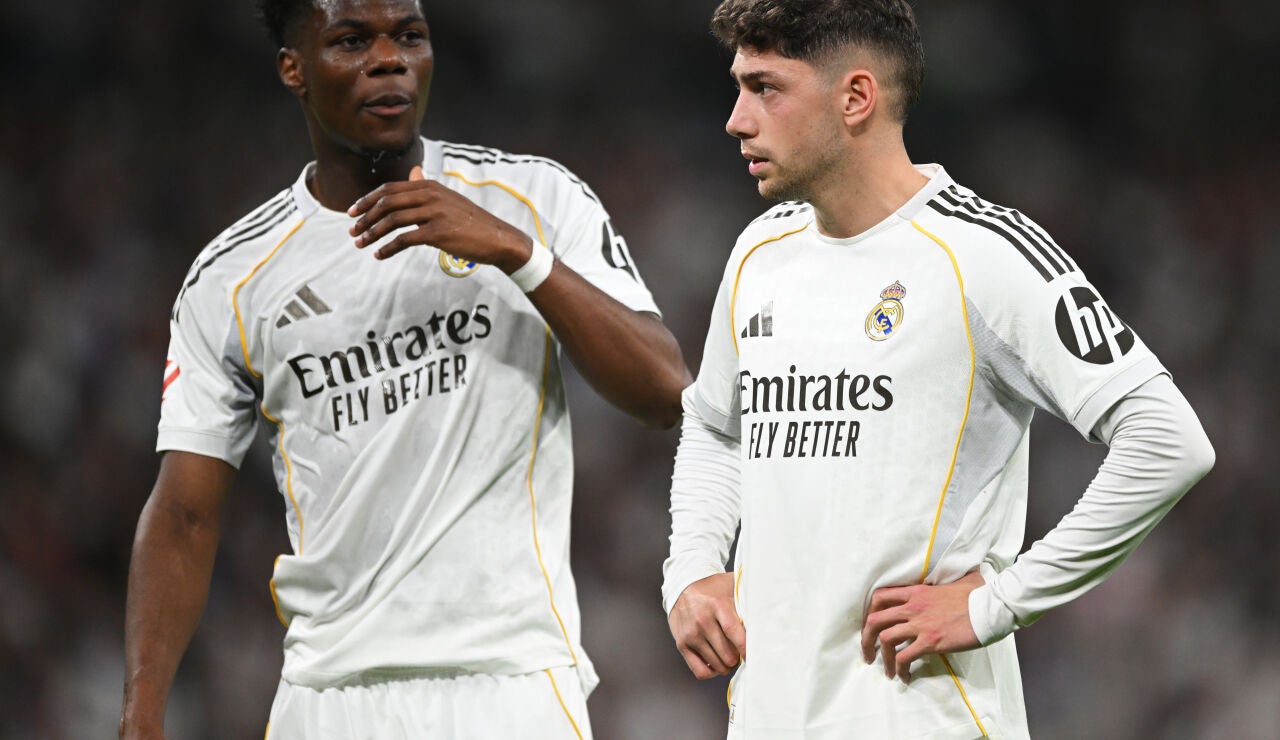 Tchouam&eacute;ni y Valverde durante un partido con el Real Madrid