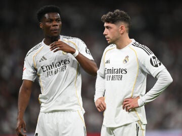 Tchouam&eacute;ni y Valverde durante un partido con el Real Madrid