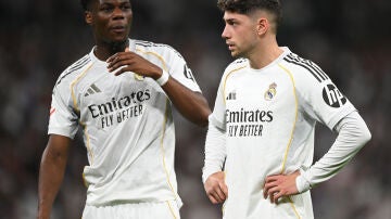 Tchouam&eacute;ni y Valverde durante un partido con el Real Madrid