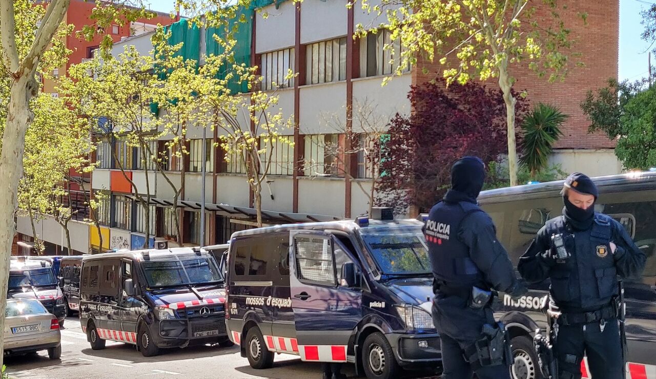 Mossos d'Esquadra a puertas de un instituto