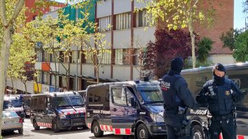 Mossos d'Esquadra a puertas de un instituto