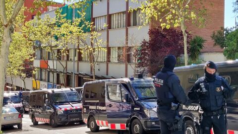 Mossos d'Esquadra a puertas de un instituto