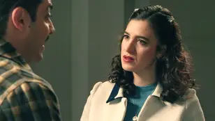 Tasio, convencido de que Carmen ha pasado la noche con David, se lo echa en cara: “No fue suficiente el abrazo que te dio, ¿no?”