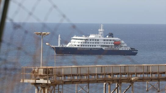 El crucero con siete infectados por hantavirus