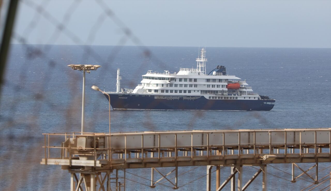 El crucero con siete infectados por hantavirus
