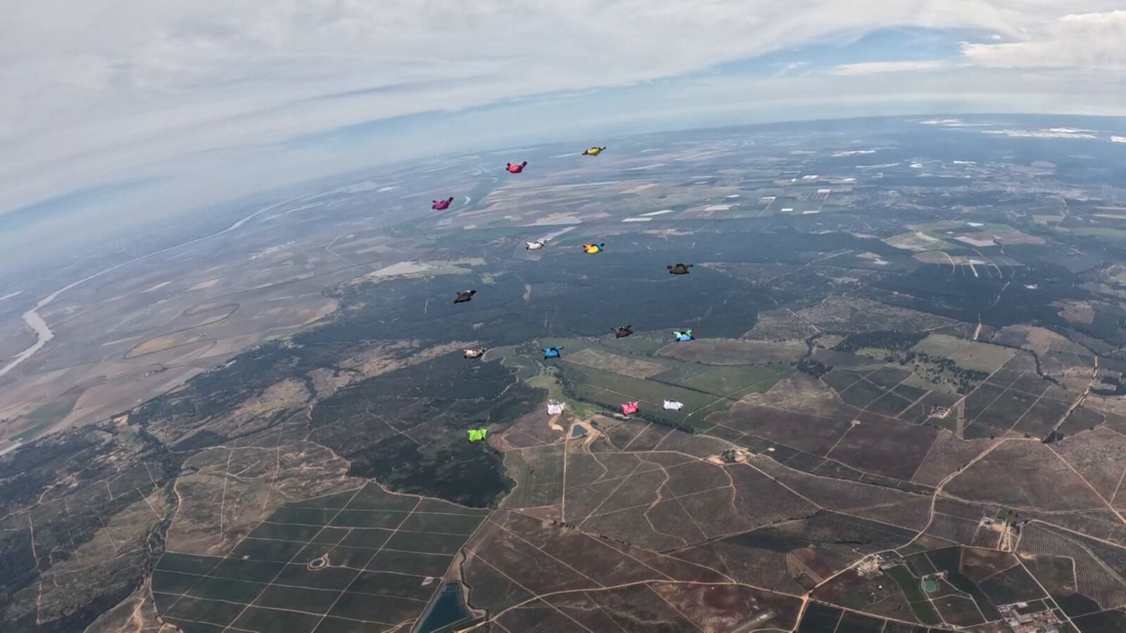¡Récord conseguido! 18 hombres pájaro alineados y formados en el cielo con máxima precisión