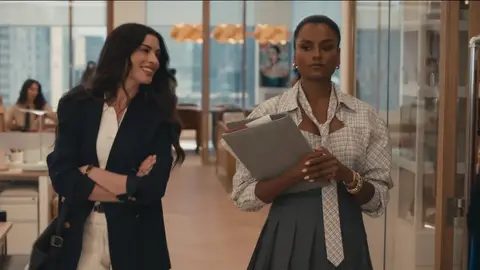 Anne Hathaway y Simone Ashley en El diablo viste de Prada 2 Anne Hathaway y Simone Ashley en El diablo viste de Prada 2