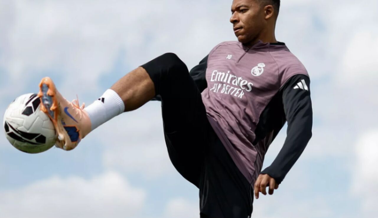 Mbapp&eacute;, durante el entrenamiento en Valdebebas