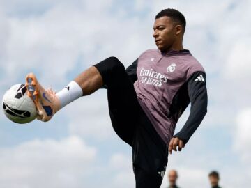 Mbapp&eacute;, durante el entrenamiento en Valdebebas