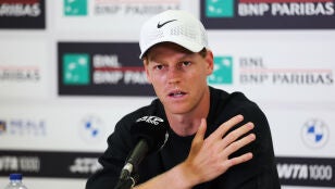 Jannik Sinner habla ante los medios en Roma