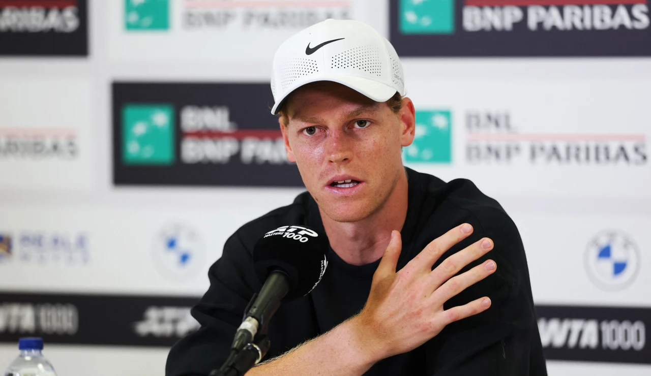 Jannik Sinner habla ante los medios en Roma