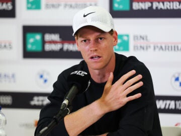 Jannik Sinner habla ante los medios en Roma