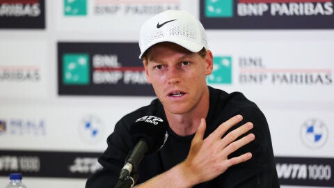 Jannik Sinner habla ante los medios en Roma