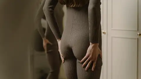 Mujer analizándose los glúteos Mujer analizándose los glúteos
