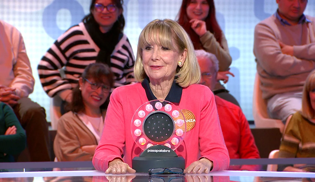 Esperanza Aguirre, incapaz de contenerse en La Pista... ¡en el duelo entre Javier y David!Esperanza Aguirre, incapaz de contenerse en La Pista... ¡en el duelo entre Javier y David!