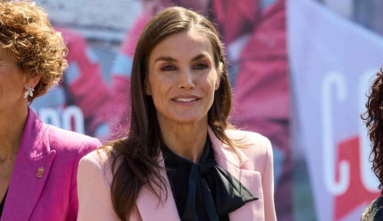 La reina Letizia triunfa combinando dos de sus prendas estrella
