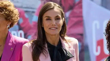 La reina Letizia triunfa combinando dos de sus prendas estrella La reina Letizia triunfa combinando dos de sus prendas estrella