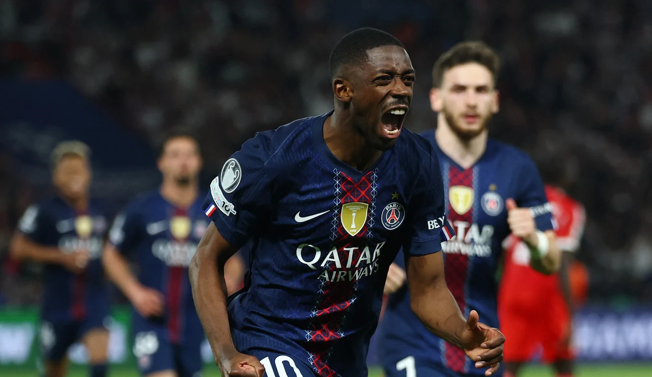 Ousmane Dembelé celebra su gol al Bayern en el Allianz Arena