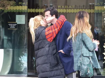 Íñigo Onieva abrazando a su hermana Alejandra Íñigo Onieva abrazando a su hermana Alejandra