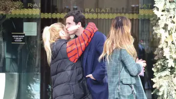 Íñigo Onieva abrazando a su hermana Alejandra Íñigo Onieva abrazando a su hermana Alejandra