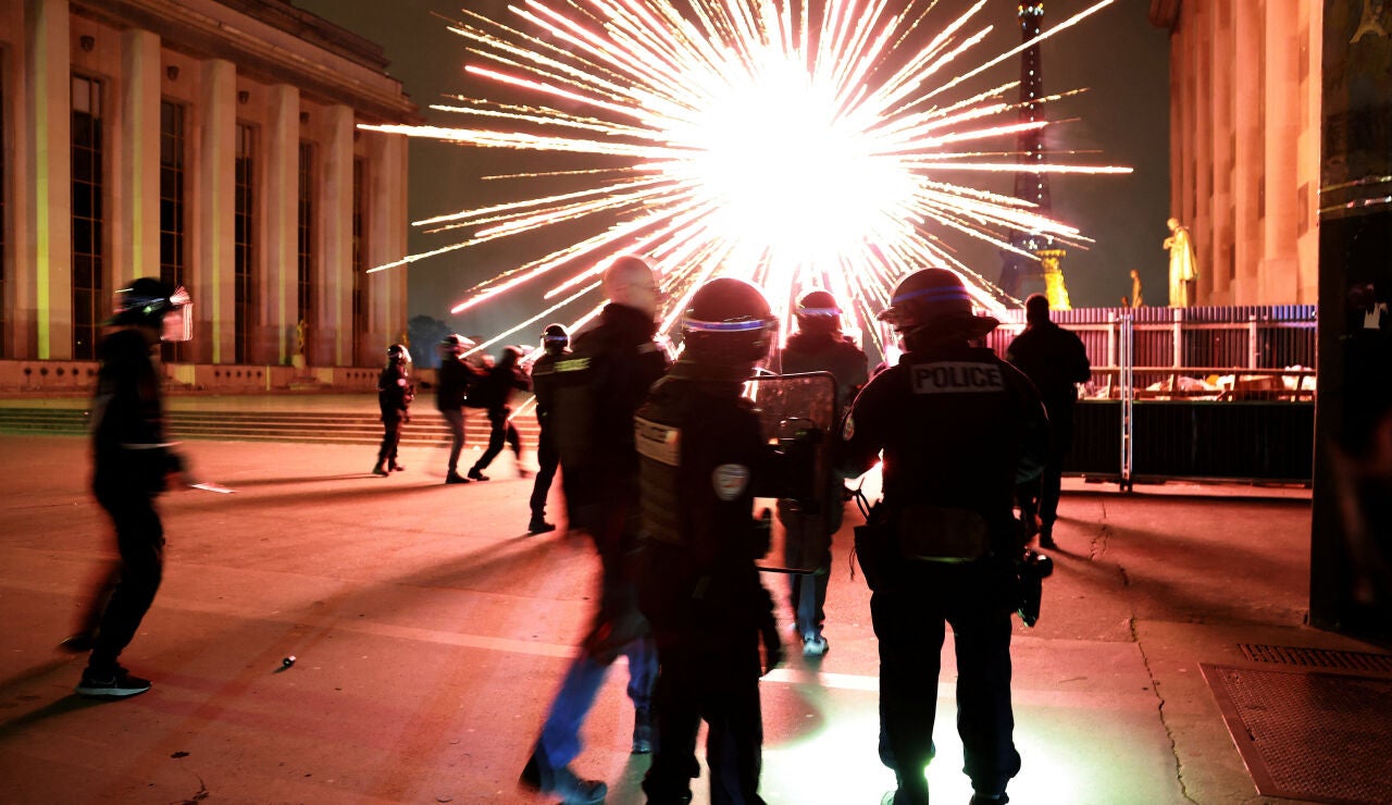 Polic&iacute;a antidisturbios junto a la torre Eiffel