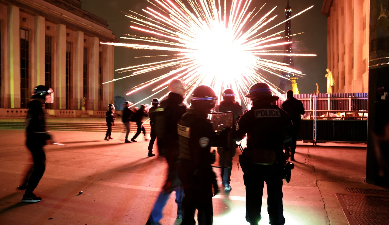 Policía antidisturbios junto a la torre Eiffel