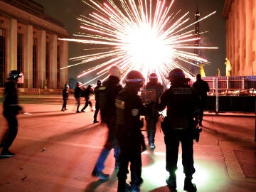 Polic&iacute;a antidisturbios junto a la torre Eiffel